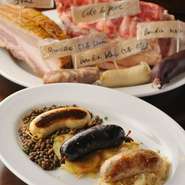 ソーセージやハムを始めパテやテリーヌ、リエット、アンデュイエット、ブーダン、ソーシスなど豚肉加工品の総称となる「シャルキュトリー」。スイスや東京での修行時代に会得した技術で、お客様を楽しませています。