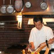 温かいものは温かく、冷たいものは冷たくして、メリハリをつけて提供しています。一皿ごとに、料理を出す最良のタイミングを見逃しません。ソースなどもつくり置きをせず、全てを料理に合わせ一からつくります。