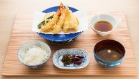 お子様に人気の「お子様天ぷらセット」。天ぷら5種に御飯・味噌椀・デザート　　