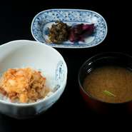 天ぷらコースの最後にはミニかき揚げを使った天丼か天茶をお召し上がり頂けます