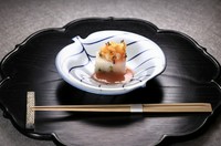 『ご接待や記念日に』
四季折々の味わいを、和のしつらえで愉しむ静けさと趣に満ちた和の空間で味わう月替りのコース。【先付】【前菜】【お造り】【天ぷら】【焼き物】【煮物】【食事】【甘味】の全８品。