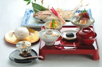 お食い初めは「100日祝い」「百日祝い」とも呼ばれる生後100日のお祝いごとです。同席の大人の方は会席料理をおすすめしております。鯛の尾頭付　