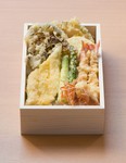 生簀から出したばかりの活巻海老が2本に魚一種、季節の野菜の天ぷらが入った天ぷら弁当です。手土産でのご利用などに人気のお弁当です。