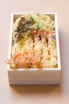 生簀から出したばかりの活巻海老の天ぷらが3本に旬の魚や季節の野菜の天ぷらが入った豪華な天ぷら弁当です。お祝い事などに人気のお弁当です。
＊食材の入荷状況により海老が他の魚介類に変わる場合がございます。