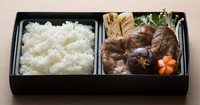 お昼のお食事に丁度良いサイズの黒毛和牛を使ったすき焼き弁当です。