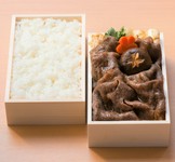 黒毛和牛と旬の野菜をふんだんに使い三太郎秘伝の割り下で味付けした人気のすき焼き弁当です。