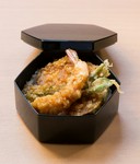 海老と野菜三種の天ぷらが入ったお子様に人気の天ぷら弁当です。