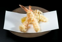 ５月の青葉コース　天ぷら8品　『　花海老・鯛・きす・季節の野菜4種・天丼または天茶　』　＊仕入れ状況により内容が変わる場合がございます。
