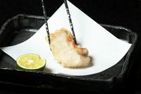 旬の食材や地元の食材をメインに先付・前菜・お造り・天ぷら・焼き物・小鉢・食事・デザートをご堪能頂ける人気のコースです。テーブル席でのご案内となります。＊仕入れ状況により内容が変わる場合がございます。