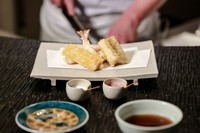 旬の食材や地元の食材をメインに先付・前菜・お椀・天ぷら・焼き物・煮物・食事・デザートをご堪能頂ける人気のコースです。テーブル席でのご案内となります。＊仕入れ状況により内容が変わる場合がございます。