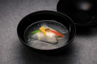 「お顔合わせ」や「ご結納」、「お祝い」のハレのお席に。今が『旬』の食材を全国から取り寄せ、職人の技術が込められた一品一品をご堪能頂けます。＊全1０品の極みのコースです。
