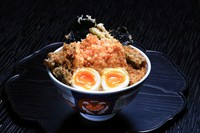 国産鶏の胸肉を使用したこだわりの かしわ天丼。しっとりやわらかな肉質と、上品な旨み。 外はさくっと、中はふっくらと仕上げています。 半熟玉子のコクと特製だれが絡み、 最後の一口まで飽きのこない一杯に。