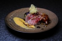 旬の食材や地元の食材をメインに先付・前菜・お椀・天ぷら・焼き物・煮物・食事・デザートをご堪能頂ける人気のコースです。テーブル席でのご案内となります。＊仕入れ状況により内容が変わる場合がございます。