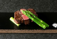 「お顔合わせ」や「ご結納」、「お祝い」のハレのお席に。今が『旬』の食材を全国から取り寄せ、職人の技術が込められた一品一品をご堪能頂けます。＊全1０品の極みのコースです。