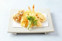 食材ごとに衣の着せ方や適温の油の温度で揚げた旬の野菜５種、メインに海老の天ぷら２本が入った天ぷら盛り合わせです。