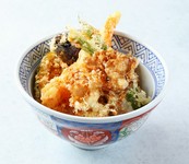 熟練された職人が揚げた海老や旬の野菜4種の天ぷらを秘伝のタレでくぐらせた海老野菜天丼。お昼でのご利用に一番人気のお弁当です。