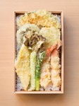 ご自宅でのお食事や会議の際のお食事に人気の天ぷら弁当です。花海老や穴子、旬の野菜の天ぷらをご堪能頂けます。