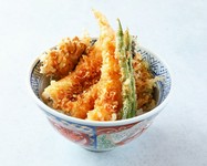 熟練された職人が上げた海老や穴子、旬の野菜の天ぷらに秘伝のタレをかけた人気のお弁当です。ランチの会社でのお食事やご自宅でのお食事におすすめです。

