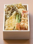 磨き上げた『揚げ』の技術。三太郎の天ぷらは食材によって衣の着せ方を変え、素材毎に温度を調整し揚げています。『天ぷら弁当上』は生け簀から出したばかりの巻海老や旬の野菜、魚の天ぷらが入る人気の弁当です。
