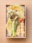 ご自宅でのお食事や会議の際のお食事に人気の天ぷら弁当です。花海老や穴子、旬の野菜の天ぷらをご堪能頂けます