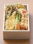 磨き上げた『揚げ』の技術。三太郎の天ぷらは食材によって衣の着せ方を変え、素材毎に適温の温度で揚げています。『天ぷら弁当上』には生け簀から出したばかりの巻海老や旬の野菜、魚の天ぷらが入る人気の弁当です
