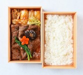 芳醇な肉の旨味を口の中で感じられる厳選された黒毛和牛を三太郎秘伝の割り下で丁寧に焼きました。
つやつやのお肉と白飯の組み合わせは至福のひとときです。ご自宅でのお食事やお土産に人気のお弁当です。