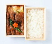 「特別な日のお食事に」　　　　　　芳醇な肉の旨味や甘みを口の中で感じられる厳選された仙台牛を三太郎秘伝の割り下で丁寧に焼きました。つやつやのお肉と白飯の組み合わせは至福のひとときです。