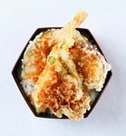 海老や南瓜などの天ぷらを三太郎秘伝の丼たれをくぐした人気のお弁当です。