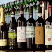 ミドルプライスからハイプライスまでイタリア産のワインを取り揃えています。人気はミドルのボトルです。