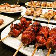 当店のコンセプトは、少人数でも楽しく美味しく飲んでいただくお店作りです。冷凍物を一切使用せずに美味しい鷄を焼き食べていただく事が出来るお店です。