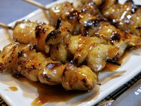 とにかく、やきとりは、刺し方で美味さが決まります。やきとり屋では、修行してればタレは美味くて当たり前。塩は、独自のブレンドや店独自の塩加減で決まります。