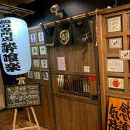 女性同士だと、なかなか入りにくい焼鳥屋さんですが、明るい雰囲気で、気軽に立ち寄ってほしいお店です。飲み放題付きのコース料理もあるので、同僚を誘い合わせての宴会や、親しい友達との女子会にもおすすめです。