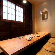 店内には掘りごたつの個室が。6名～最大10名まで対応可能なので、家族や友人同士の食事から、デート、接待など様々な用途に利用できます。美味しい和食を楽しみながら、憩いのひと時を。
