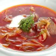 牛肉の角煮と数種類の野菜の赤カブ風味スープ