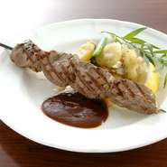 香味野菜とハーブに漬け込んだ柔らかい仔羊肉の強火串焼き