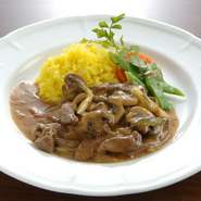 細切り牛フィレ肉と茸の煮込み 香り豊かなサフランライス添え