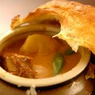 壺焼きビーフシチュー、焼き立てパンをかぶせたウクライナ風