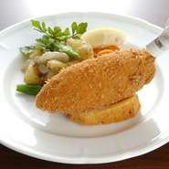 骨付きチキン胸肉のバタークリーム包み揚げ