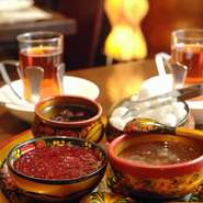 ストレートの紅茶に3種類のジャムを添えて。