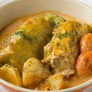 『ウクライナ風ロールキャベツのオーブン煮込み焼き』は、こだわりぬいた特製のトマトクリームソース仕立てです。「フワッとした」不思議な食感で、やみつきになる味です。ぜひ、体験していただきたいですね。