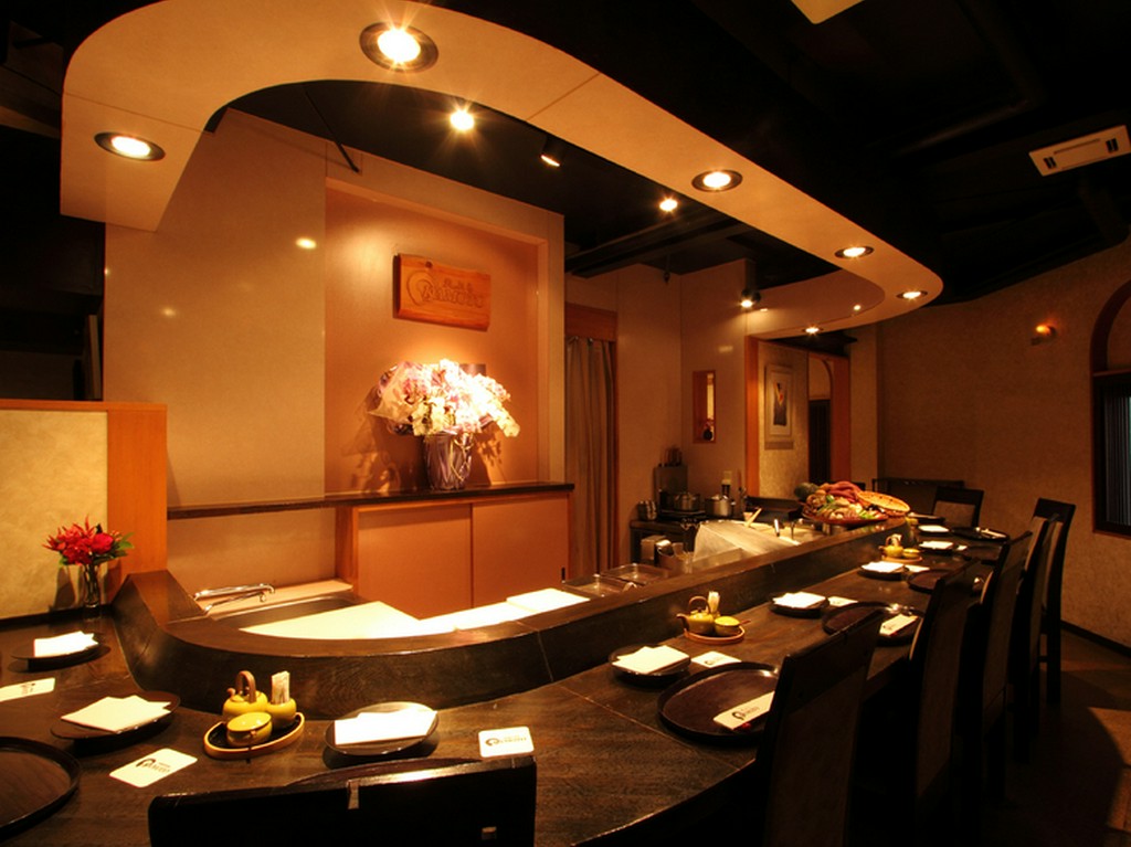 しっとり落ち着けるカウンターはまるでバーのような雰囲気