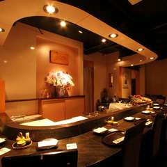 しっとり落ち着けるカウンターはまるでバーのような雰囲気