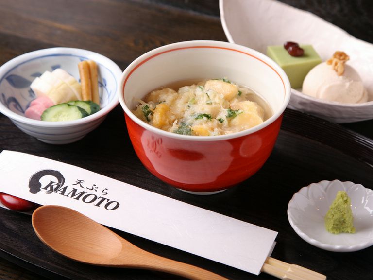 ランチで人気『天茶漬け』。コースによって変わるかき揚げを堪能