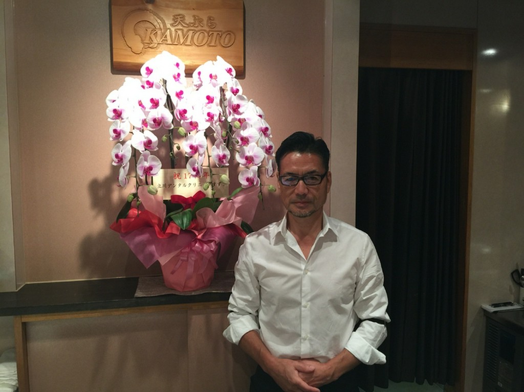 カウンター越しに見られるこの道46年の腕。会話も楽しめる空間