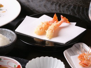 軽い食感、季節の食材をこだわりの天ぷらで味わえます