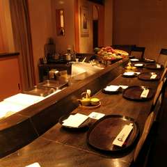 ジャズが流れる雰囲気あるカウンターで、ラフにお過ごしください