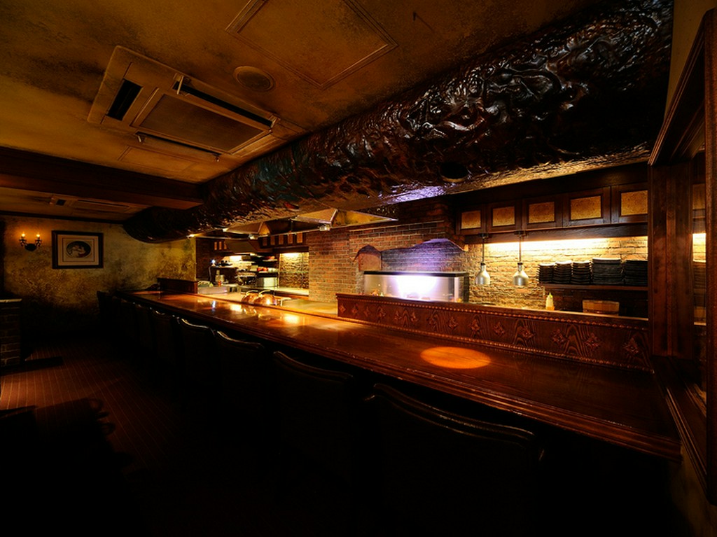 “鉄板焼き”というキーワードに油断した相手を驚かす演出が満載