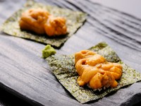 自家製マヨネーズにカニ味噌を混ぜたドレッシングは濃厚ながら後味はすっきり。旬の野菜と一緒に。