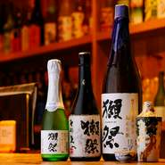 250種の和酒の品揃えは日本酒だけで約100種。味わい別にメニュー構成され、呑む人が間違えないように細やかな配慮が。その他、焼酎や国産ラム、果実酒など希少品も揃います。呑み比べできるよう小さいサイズも用意。