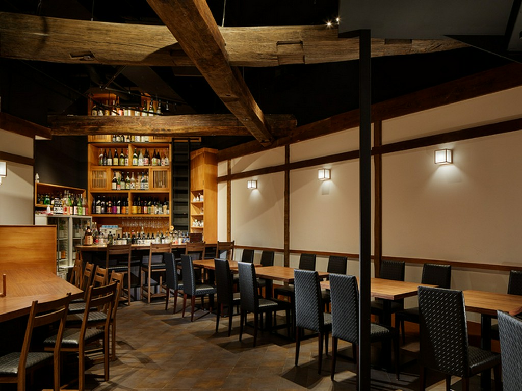 大江戸線「麻布十番駅」から徒歩３分。翌３時まで営業しています